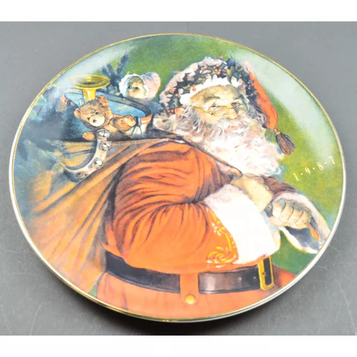 Avon - The Magic That Santa Brings - 1987 Christmas Collectors Plate - 8" Round